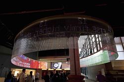 倫敦博物館這面LED顯示墻采用了透明?？寺」?，內(nèi)裝有線性LED單元，保護(hù)顯示墻免受外界的影響